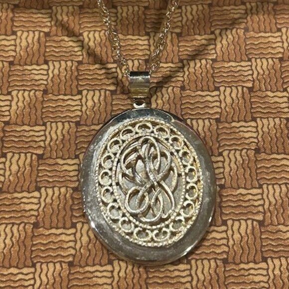 ORNATE GOLD TONE Oval Photo Locket NECKLACE - Picture 8 of 9